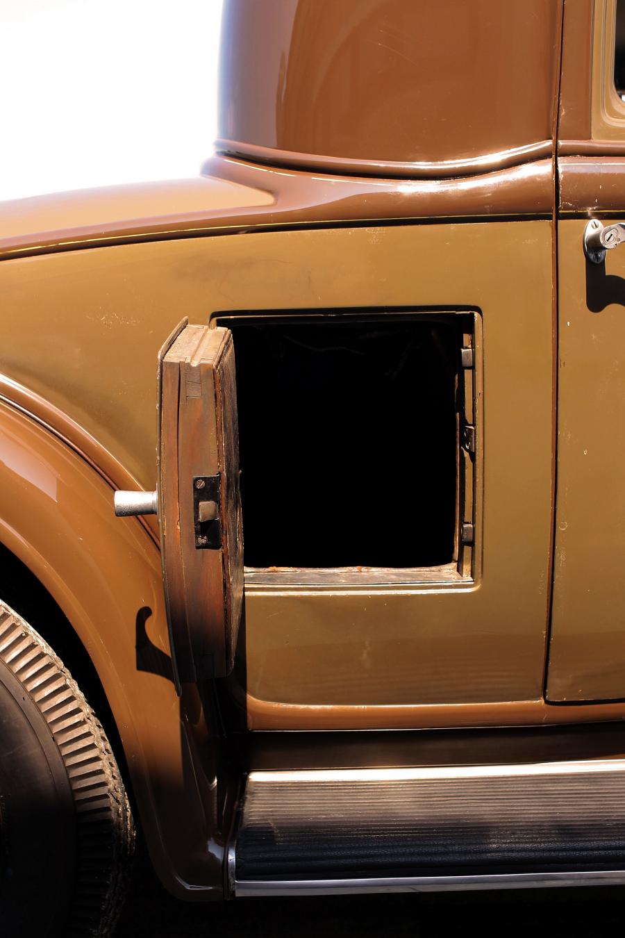  Lincoln Model KA 2-4-Passenger Coupe 1932 года  (фото 3 из 30)
